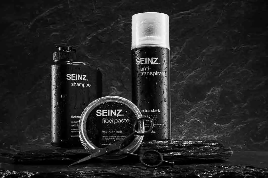 seinz shampoo, fieberpaste und haarspray stehen auf einer schiefertafel